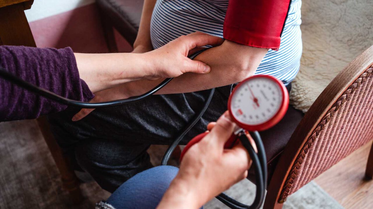Der Blutdruck einer Schwangeren Person wird gemessen